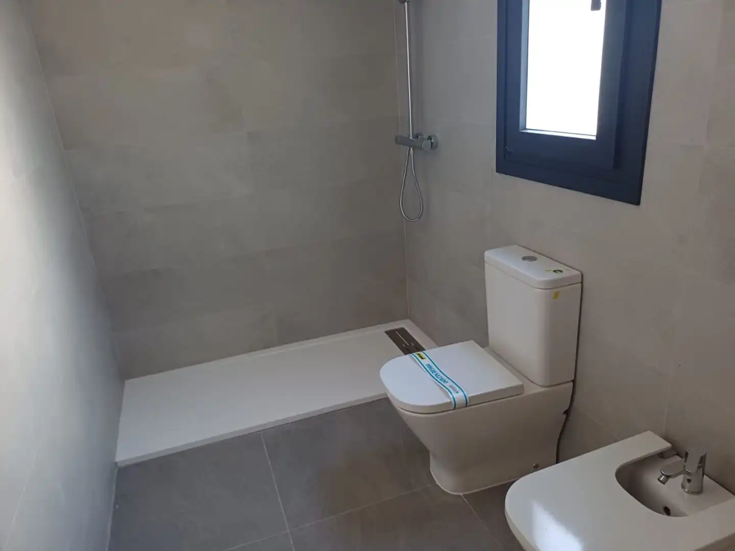 Baño de Piso de alquiler en Almería con Aire acondicionado, Jardín privado y Terraza
