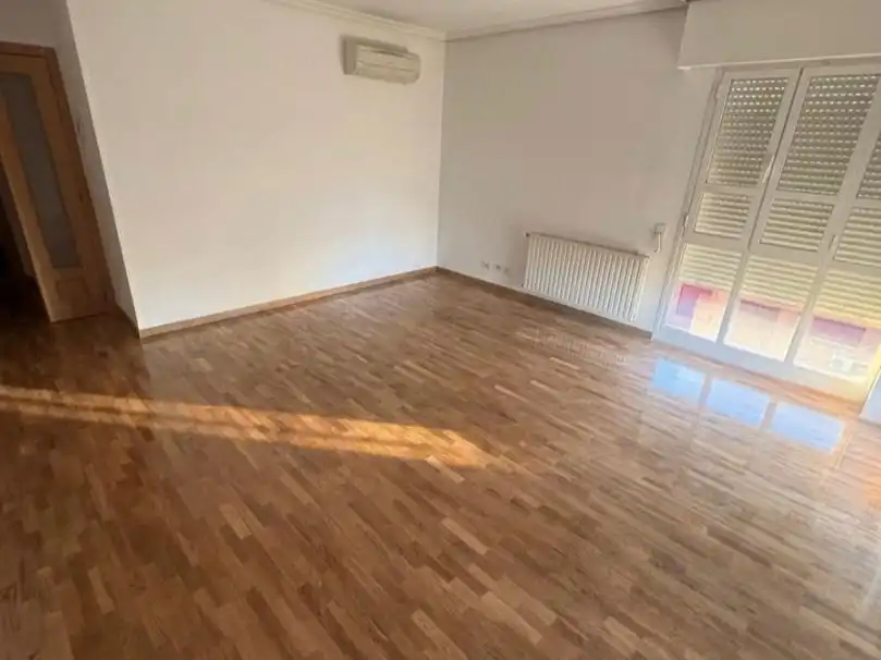 Piso de alquiler en Calle de Tumaco, 10, Salvador Sala de estar de Piso de alquiler en Madrid Capital con Aire acondicionado y Piscina