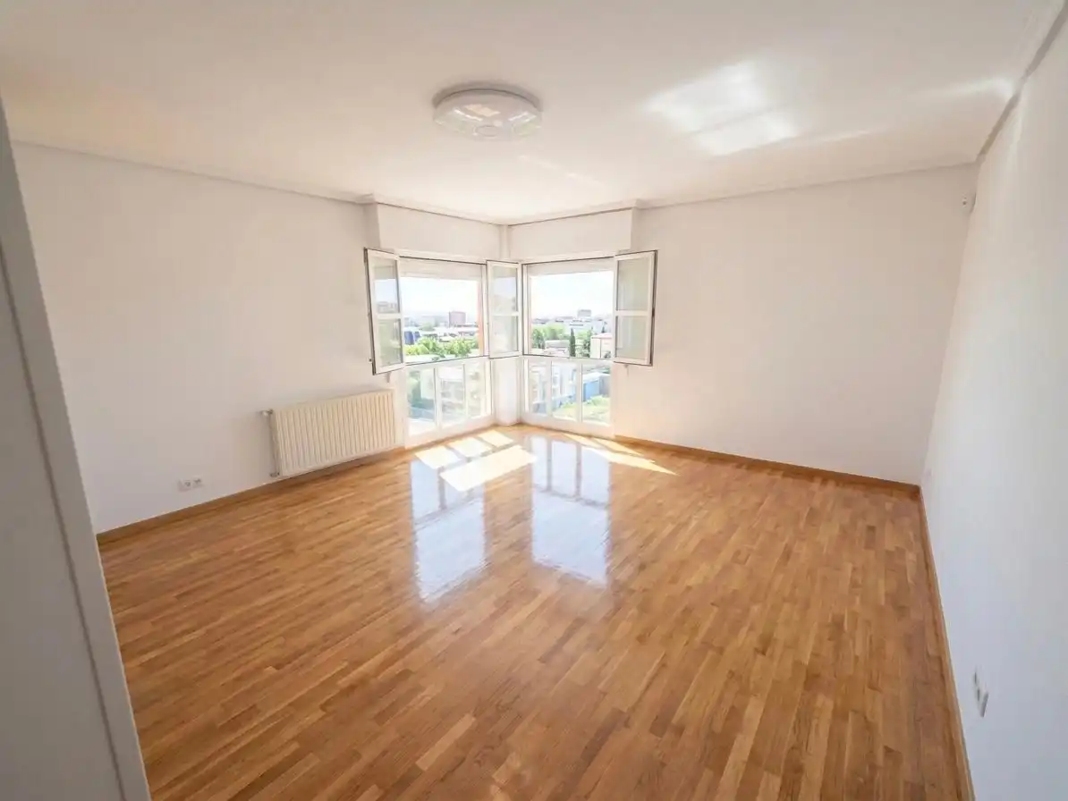 Piso de alquiler en Calle de Tumaco, 10, Salvador Sala de estar de Piso de alquiler en Madrid Capital con Aire acondicionado y Piscina