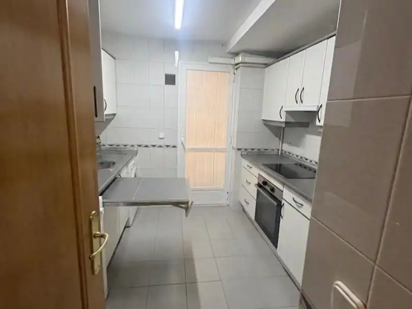 Piso de alquiler en Calle de Tumaco, 10, Salvador Cocina de Piso de alquiler en Madrid Capital con Aire acondicionado y Piscina
