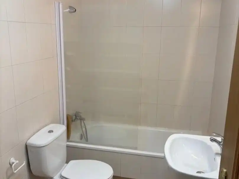 Piso de alquiler en Calle de Tumaco, 10, Salvador Baño de Piso de alquiler en Madrid Capital con Aire acondicionado y Piscina