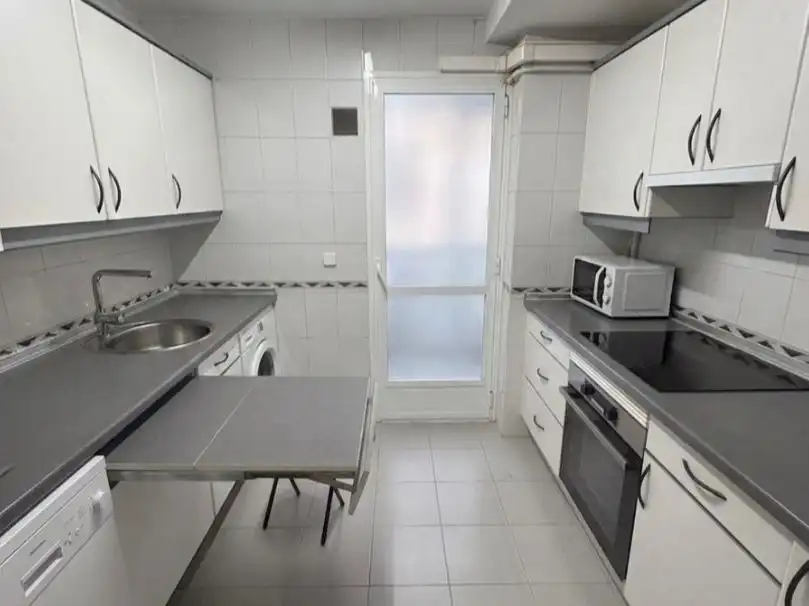 Piso de alquiler en Calle de Tumaco, 10, Salvador Cocina de Piso de alquiler en Madrid Capital con Aire acondicionado y Piscina