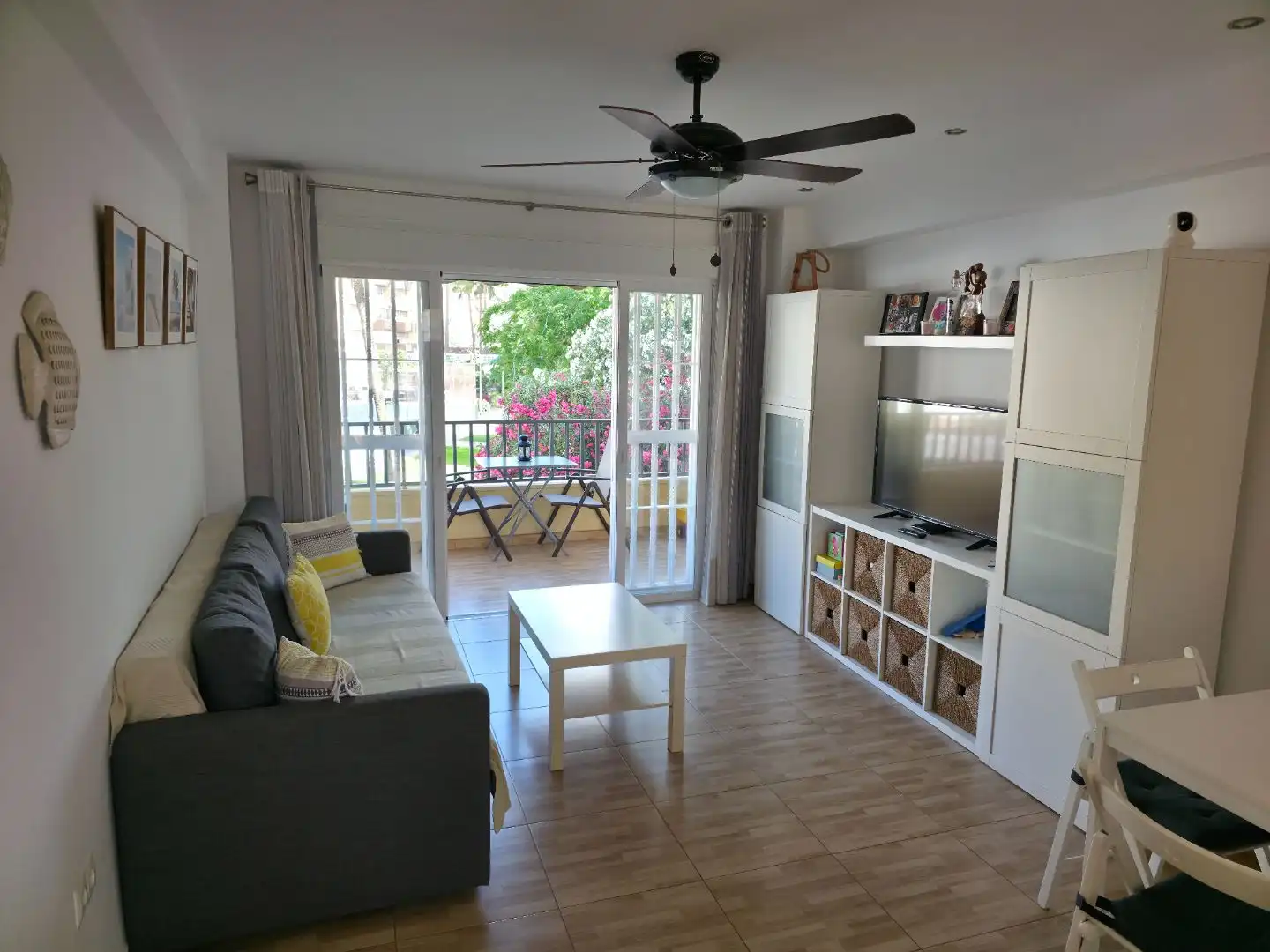Pis en venda a Calle Infantes, 46, Poniente - Faro Sala d'estar de Pis en venda en Vélez-Málaga amb Terrassa i Piscina