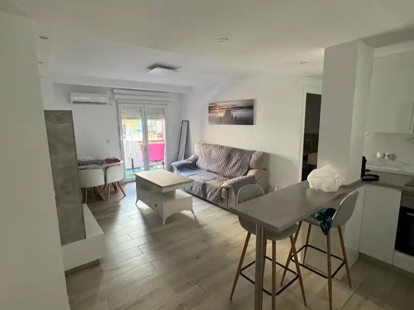 Piso de alquiler en Carrer de Jupiter, 7, Centro Urbano Sala de estar de Piso de alquiler en Benidorm con Aire acondicionado, Terraza y Amueblado