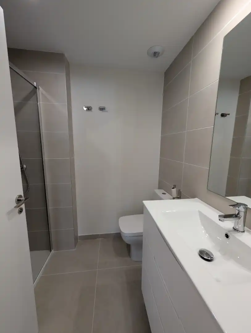 Piso de alquiler en Calle Escr Maria Teresa de Leon, Ciudad Jardín - Zoco Baño de Piso de alquiler en Córdoba con Aire acondicionado, Calefacción y Terraza