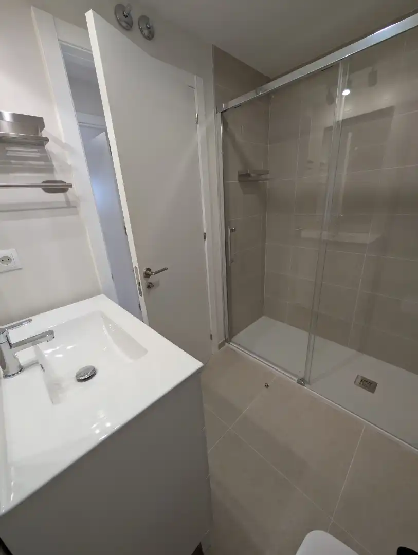 Piso de alquiler en Calle Escr Maria Teresa de Leon, Ciudad Jardín - Zoco Baño de Piso de alquiler en Córdoba con Aire acondicionado, Calefacción y Terraza