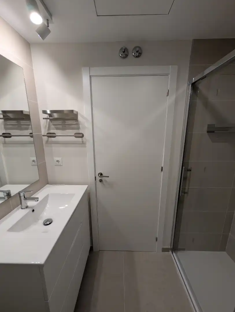 Piso de alquiler en Calle Escr Maria Teresa de Leon, Ciudad Jardín - Zoco Baño de Piso de alquiler en Córdoba con Aire acondicionado, Calefacción y Terraza