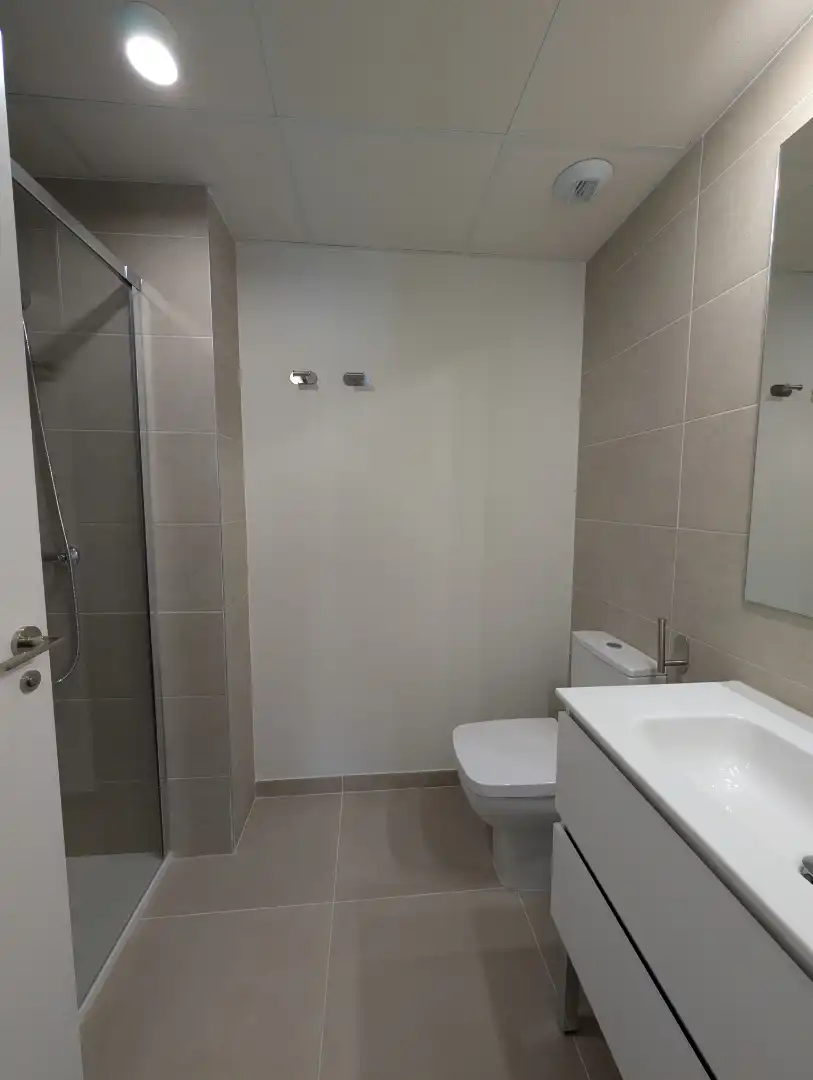 Piso de alquiler en Calle Escr Maria Teresa de Leon, Ciudad Jardín - Zoco Baño de Piso de alquiler en Córdoba con Aire acondicionado, Calefacción y Terraza