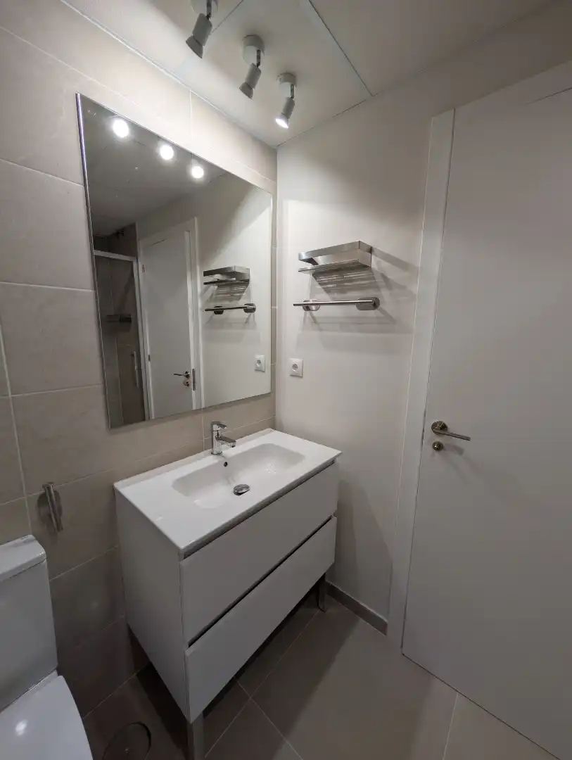 Piso de alquiler en Calle Escr Maria Teresa de Leon, Ciudad Jardín - Zoco Baño de Piso de alquiler en Córdoba con Aire acondicionado, Calefacción y Terraza