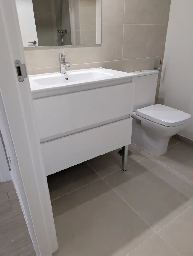 Piso de alquiler en Calle Escr Maria Teresa de Leon, Ciudad Jardín - Zoco Baño de Piso de alquiler en Córdoba con Aire acondicionado, Calefacción y Terraza