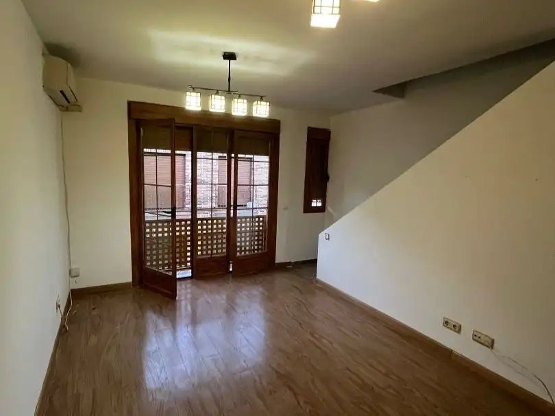 Dúplex en venda a Calle Río Duero, 13, Venecia - Nueva Alcalá Sala d'estar de Dúplex en venda en Alcalá de Henares amb Aire condicionat i Moblat