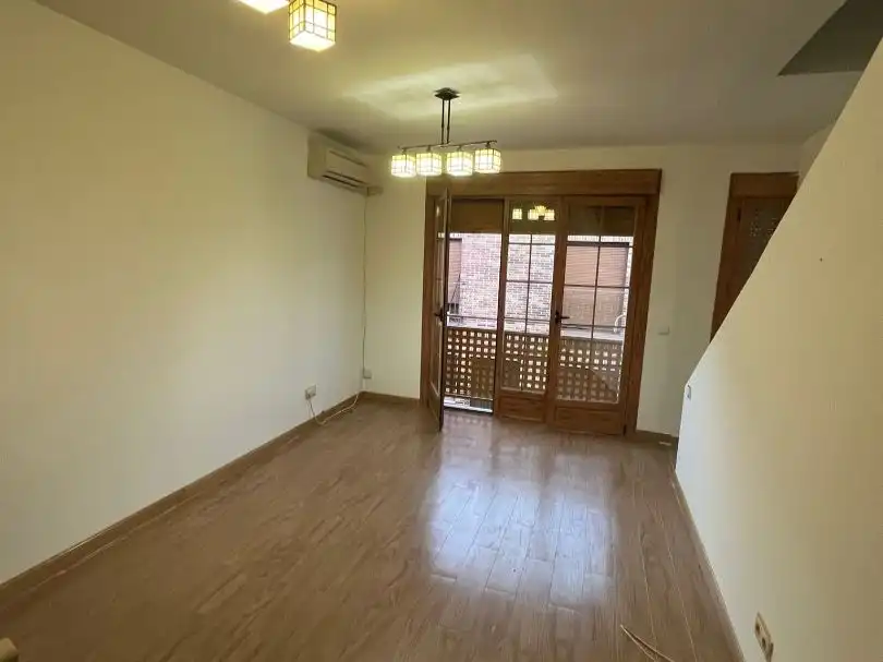 Dúplex en venda a Calle Río Duero, 13, Venecia - Nueva Alcalá Sala d'estar de Dúplex en venda en Alcalá de Henares amb Aire condicionat i Moblat