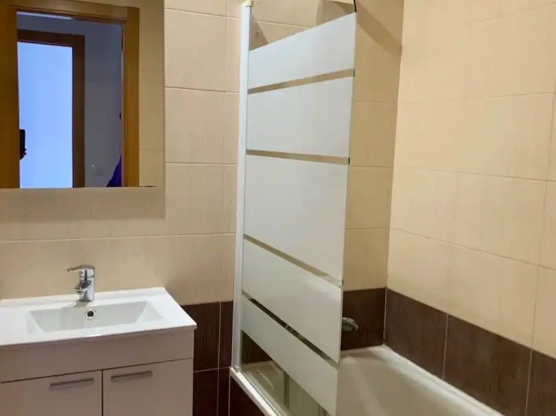 Piso en venta en Calle Granada, 27, Pozuelo de Calatrava Baño de Piso en venta en Pozuelo de Calatrava con Aire acondicionado y Piscina