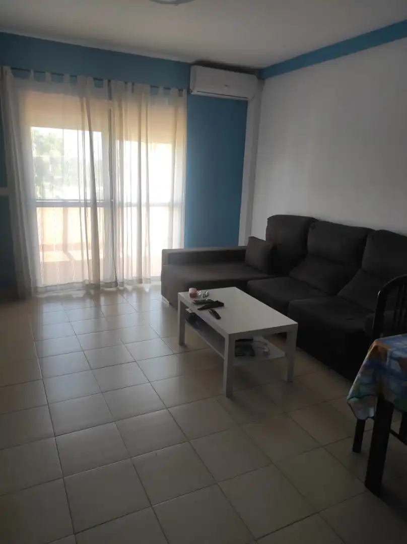 Einfamilien-Reihenhaus zum Verkauf in Calle Luis Cernuda, Centro Wohnzimmer von Einfamilien-Reihenhaus zum Verkauf in Alhaurín de la Torre mit Klimaanlage, Heizung und Privatgarten
