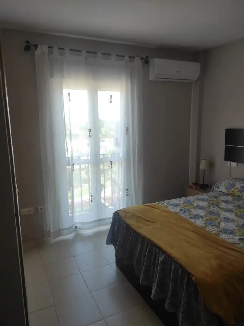 Einfamilien-Reihenhaus zum Verkauf in Calle Luis Cernuda, Centro Schlafzimmer von Einfamilien-Reihenhaus zum Verkauf in Alhaurín de la Torre mit Klimaanlage, Heizung und Privatgarten