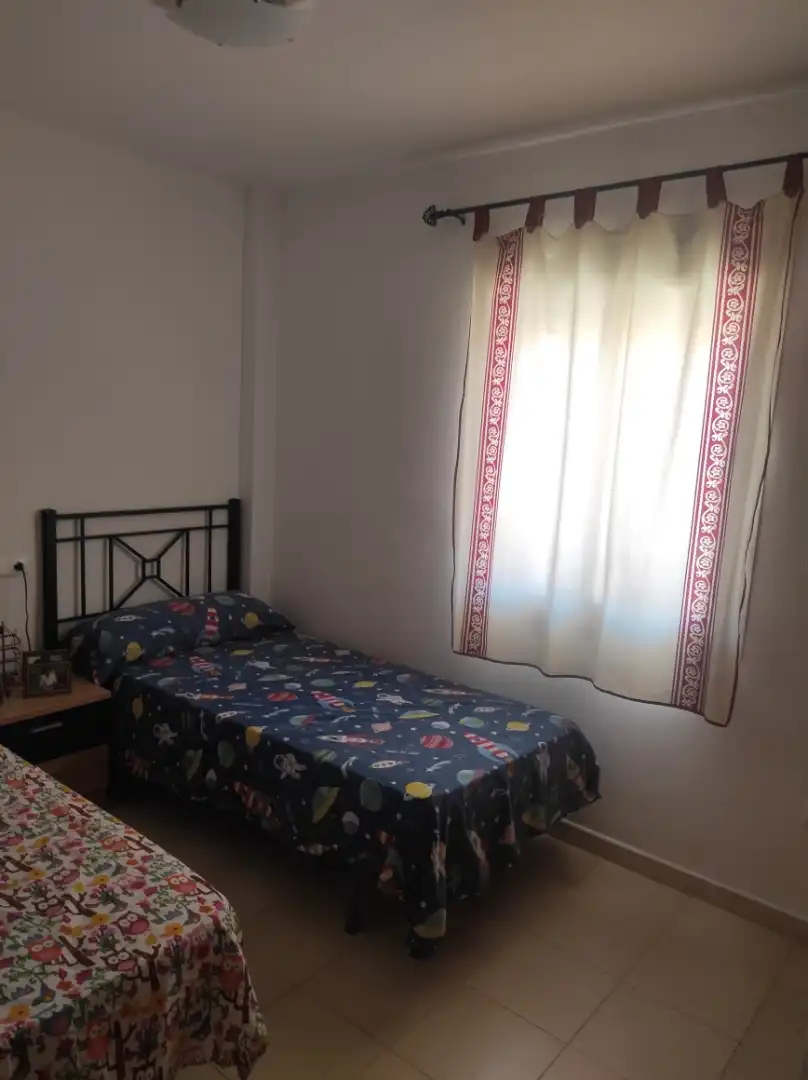 Einfamilien-Reihenhaus zum Verkauf in Calle Luis Cernuda, Centro Schlafzimmer von Einfamilien-Reihenhaus zum Verkauf in Alhaurín de la Torre mit Klimaanlage, Heizung und Privatgarten