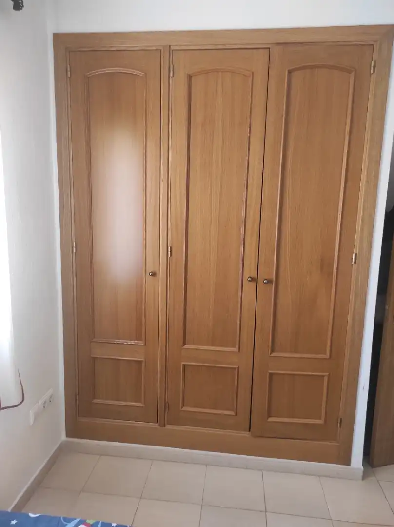 Einfamilien-Reihenhaus zum Verkauf in Calle Luis Cernuda, Centro Schlafzimmer von Einfamilien-Reihenhaus zum Verkauf in Alhaurín de la Torre mit Klimaanlage, Heizung und Privatgarten
