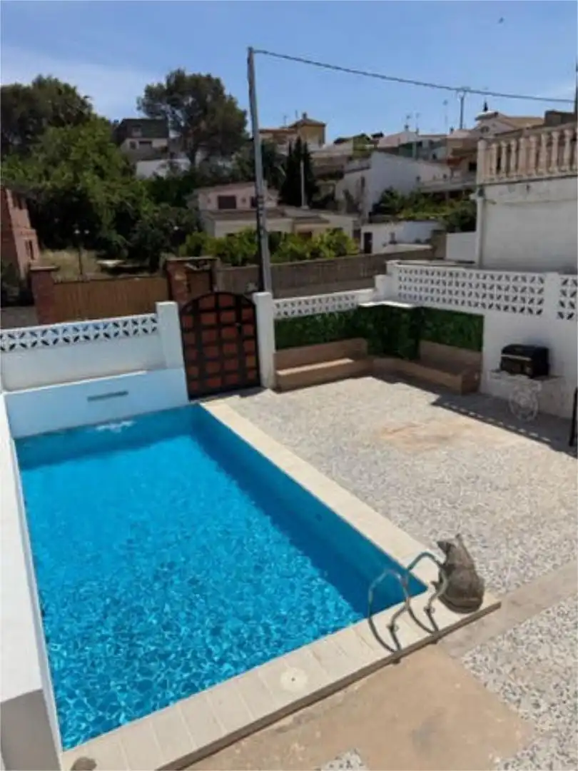 Casa adosada de alquiler en La Presa - Collado - La Malla Piscina de Casa adosada de alquiler en Manises con Piscina y Amueblado