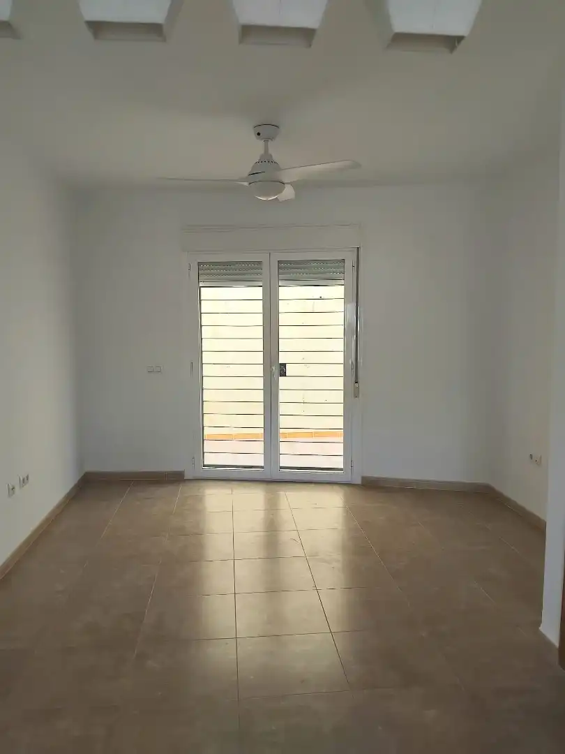 Einfamilien-Reihenhaus zur Miete in Calle Jesús de Perceval, 61, Aguadulce Norte Einfamilien-Reihenhaus zur Miete in Roquetas de Mar mit Klimaanlage, Terrasse und Abstellraum