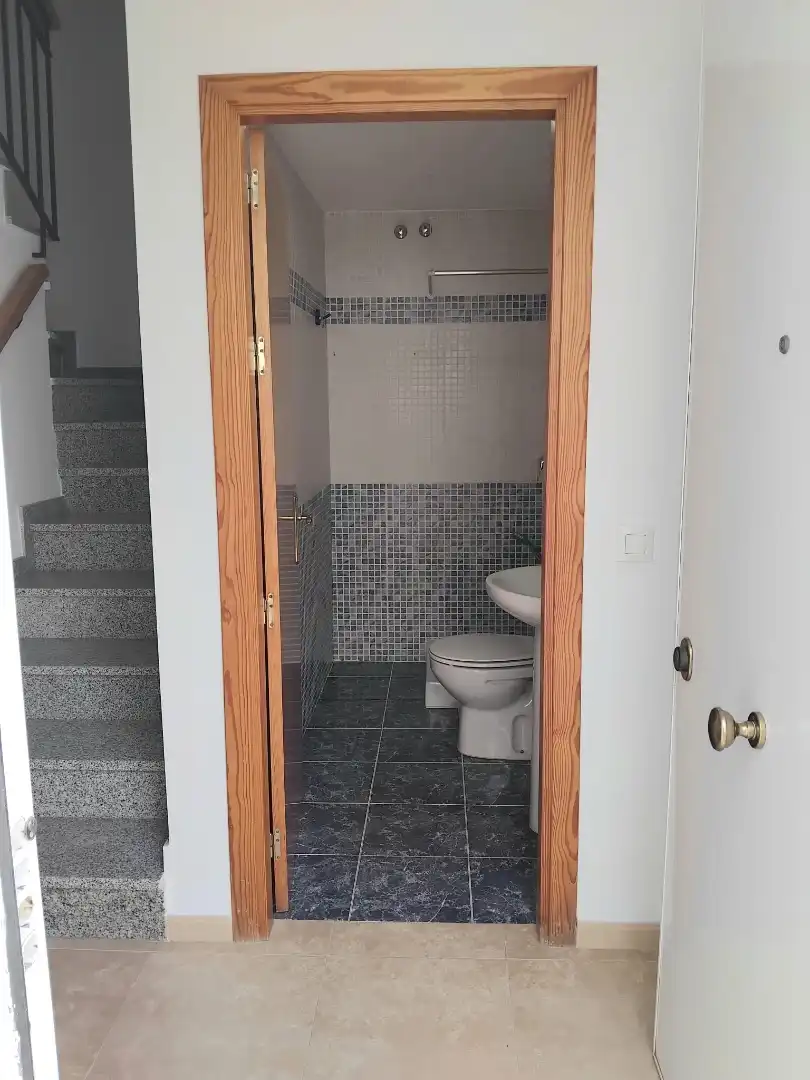 Einfamilien-Reihenhaus zur Miete in Calle Jesús de Perceval, 61, Aguadulce Norte Badezimmer von Einfamilien-Reihenhaus zur Miete in Roquetas de Mar mit Klimaanlage, Terrasse und Abstellraum