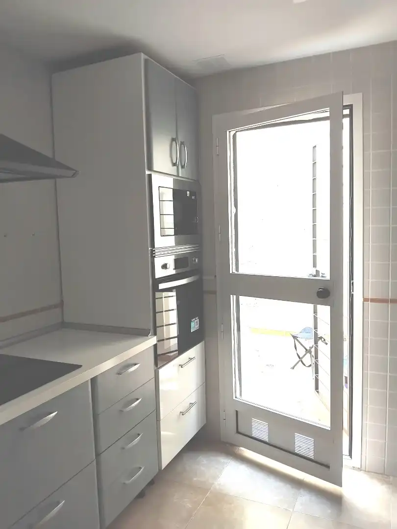 Einfamilien-Reihenhaus zur Miete in Calle Jesús de Perceval, 61, Aguadulce Norte Küche von Einfamilien-Reihenhaus zur Miete in Roquetas de Mar mit Klimaanlage, Terrasse und Abstellraum