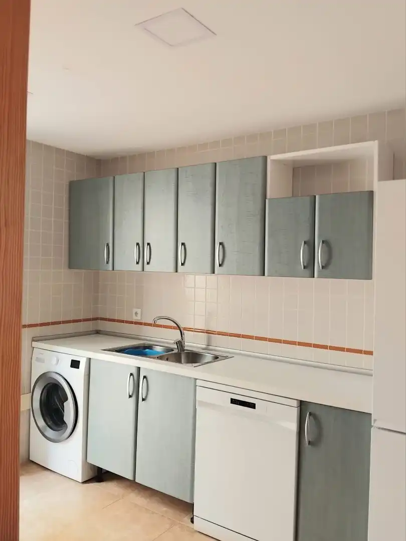 Einfamilien-Reihenhaus zur Miete in Calle Jesús de Perceval, 61, Aguadulce Norte Küche von Einfamilien-Reihenhaus zur Miete in Roquetas de Mar mit Klimaanlage, Terrasse und Abstellraum