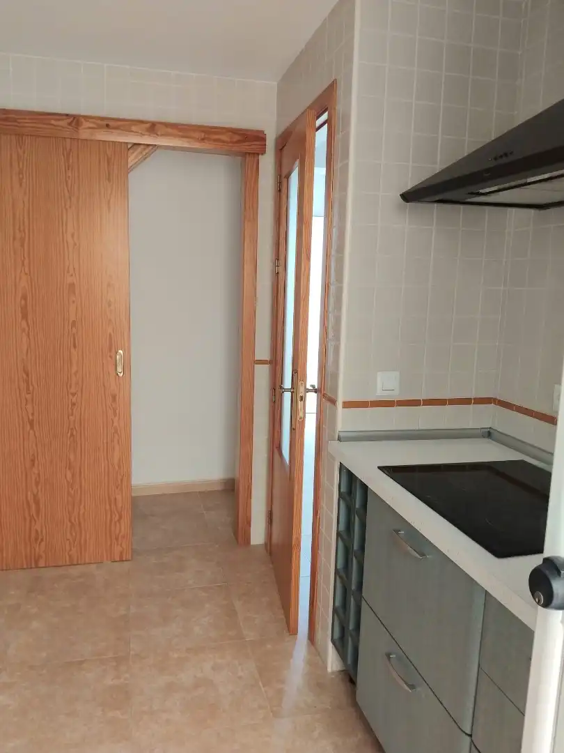 Einfamilien-Reihenhaus zur Miete in Calle Jesús de Perceval, 61, Aguadulce Norte Küche von Einfamilien-Reihenhaus zur Miete in Roquetas de Mar mit Klimaanlage, Terrasse und Abstellraum