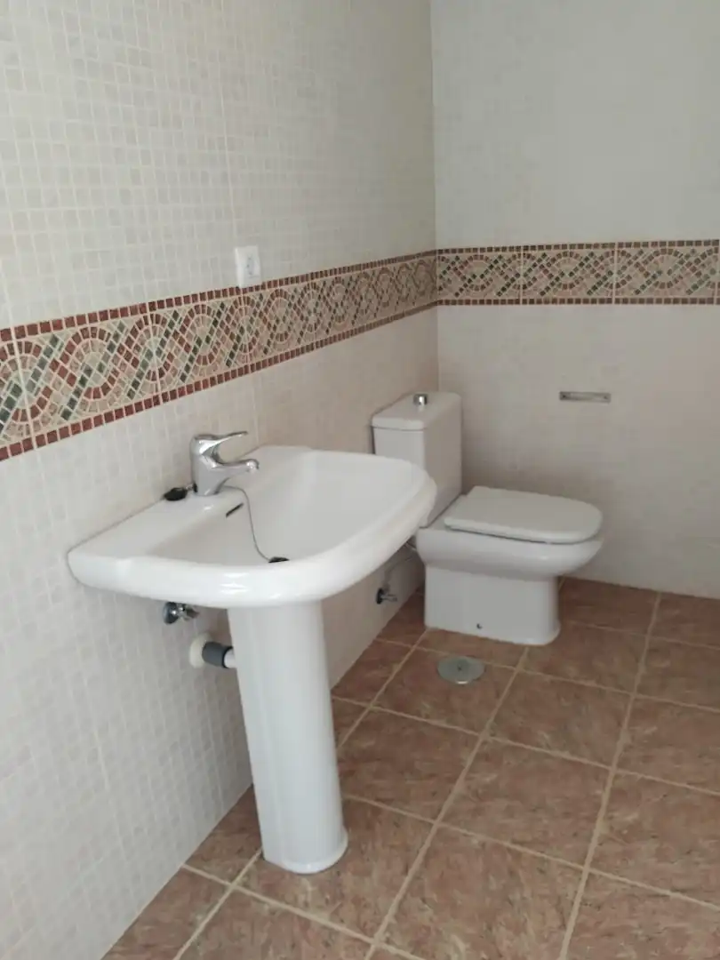 Einfamilien-Reihenhaus zur Miete in Calle Jesús de Perceval, 61, Aguadulce Norte Badezimmer von Einfamilien-Reihenhaus zur Miete in Roquetas de Mar mit Klimaanlage, Terrasse und Abstellraum