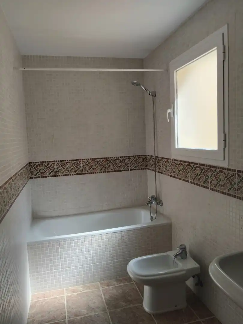 Einfamilien-Reihenhaus zur Miete in Calle Jesús de Perceval, 61, Aguadulce Norte Badezimmer von Einfamilien-Reihenhaus zur Miete in Roquetas de Mar mit Klimaanlage, Terrasse und Abstellraum