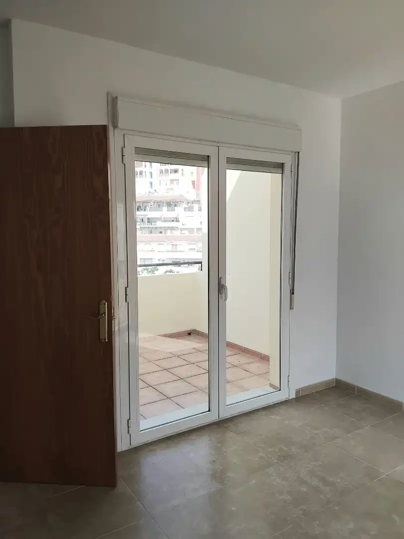 Einfamilien-Reihenhaus zur Miete in Calle Jesús de Perceval, 61, Aguadulce Norte Terrasse von Einfamilien-Reihenhaus zur Miete in Roquetas de Mar mit Klimaanlage, Terrasse und Abstellraum