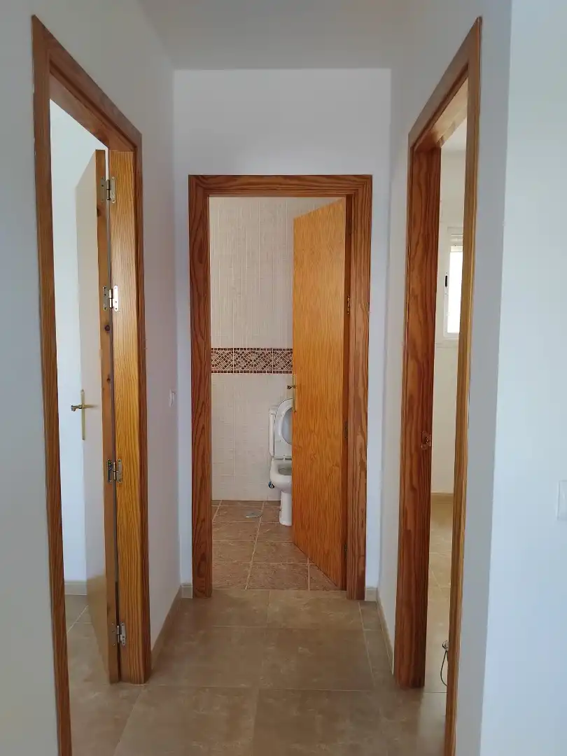 Einfamilien-Reihenhaus zur Miete in Calle Jesús de Perceval, 61, Aguadulce Norte Badezimmer von Einfamilien-Reihenhaus zur Miete in Roquetas de Mar mit Klimaanlage, Terrasse und Abstellraum
