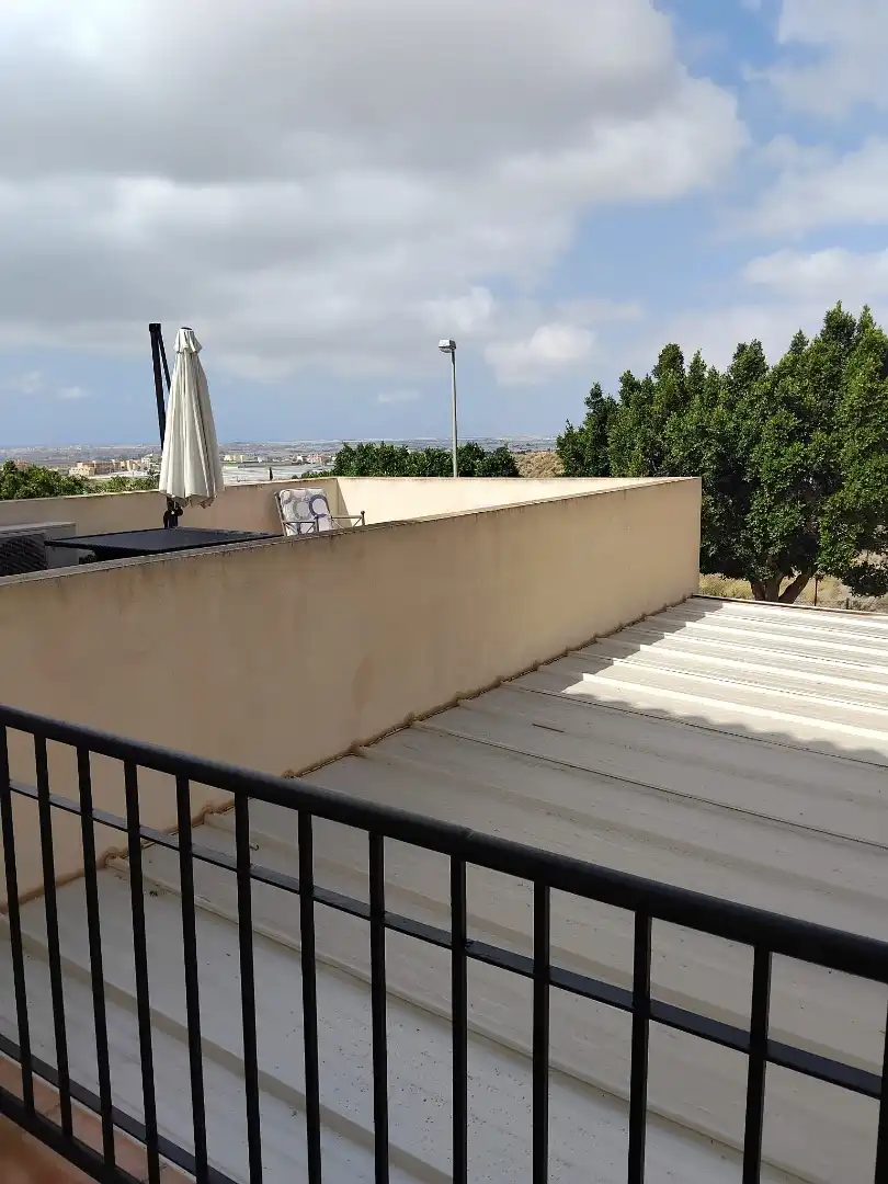 Einfamilien-Reihenhaus zur Miete in Calle Jesús de Perceval, 61, Aguadulce Norte Terrasse von Einfamilien-Reihenhaus zur Miete in Roquetas de Mar mit Klimaanlage, Terrasse und Abstellraum