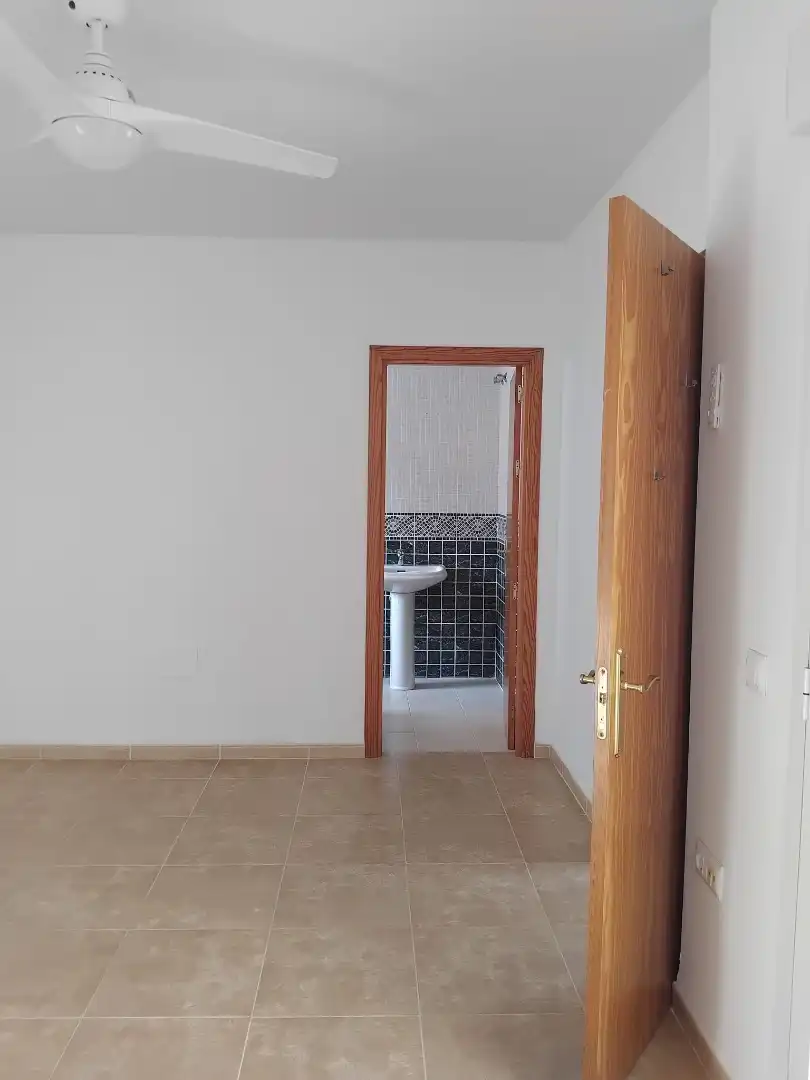 Einfamilien-Reihenhaus zur Miete in Calle Jesús de Perceval, 61, Aguadulce Norte Badezimmer von Einfamilien-Reihenhaus zur Miete in Roquetas de Mar mit Klimaanlage, Terrasse und Abstellraum