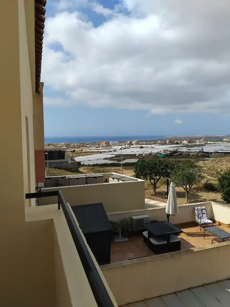 Einfamilien-Reihenhaus zur Miete in Calle Jesús de Perceval, 61, Aguadulce Norte Terrasse von Einfamilien-Reihenhaus zur Miete in Roquetas de Mar mit Klimaanlage, Terrasse und Abstellraum