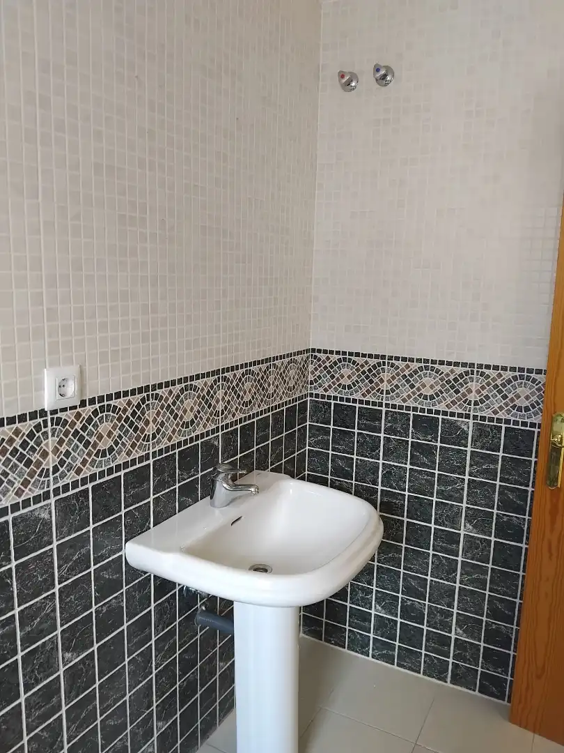 Einfamilien-Reihenhaus zur Miete in Calle Jesús de Perceval, 61, Aguadulce Norte Badezimmer von Einfamilien-Reihenhaus zur Miete in Roquetas de Mar mit Klimaanlage, Terrasse und Abstellraum
