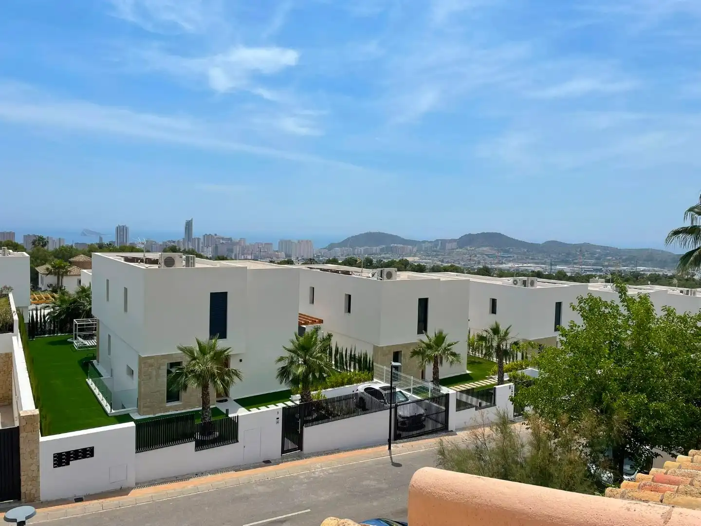Einfamilien-Reihenhaus zur Miete in Carrer Berna, 6, Golf Bahía Außenansicht von Einfamilien-Reihenhaus zur Miete in Finestrat mit Klimaanlage, Heizung und Privatgarten
