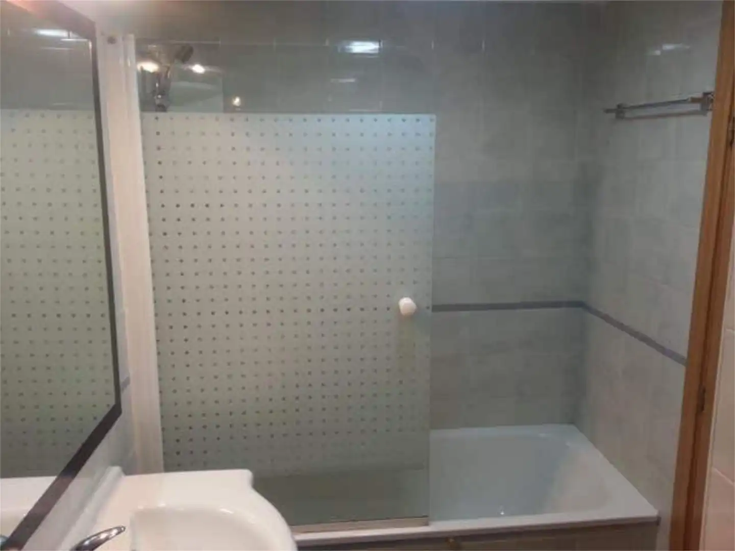 Piso de alquiler en Parque Manuel de Vega - Carretera de Ugena Baño de Piso de alquiler en Illescas con Calefacción, Terraza y Trastero