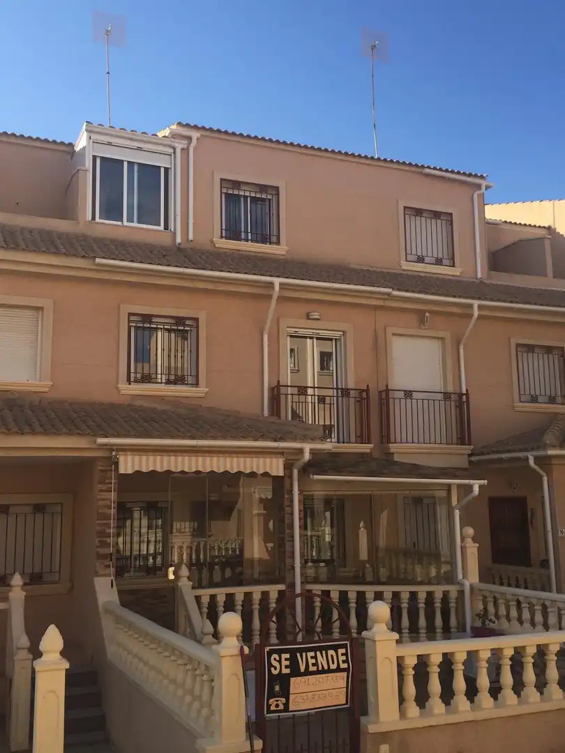 Casa adosada de alquiler en Calle Jalón, 43, Playa Flamenca Vista exterior de Casa adosada de alquiler en Orihuela con Aire acondicionado, Calefacción y Jardín privado