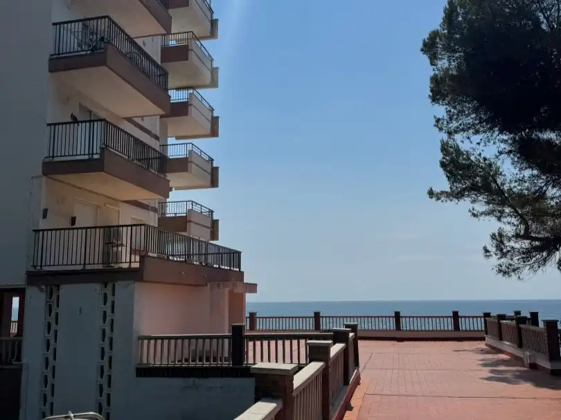 Flat for sale in Passeig Maritim, 33, Passeig Marítim Exterior view of Flat for sale in Mont-roig del Camp with Terrace, Swimming Pool and Balcony