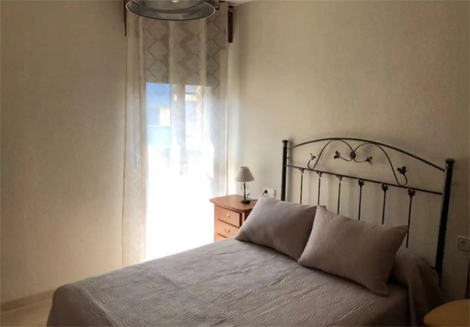 Habitación de Piso de alquiler en Jaén con Jardín privado y Amueblado