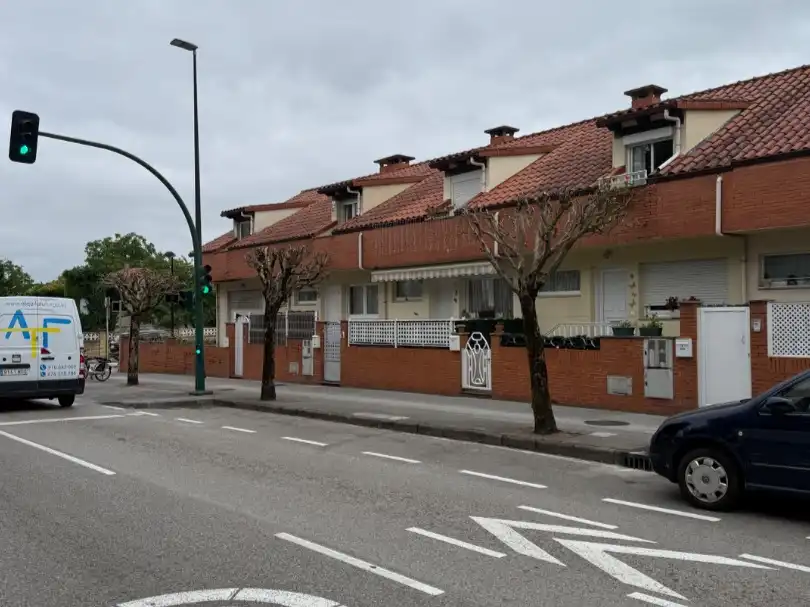 Einfamilien-Reihenhaus zum Verkauf in Avenida de Joaquin Fernandez Vallejo, 93, Tanos Außenansicht von Einfamilien-Reihenhaus zum Verkauf in Torrelavega mit Terrasse und Balkon
