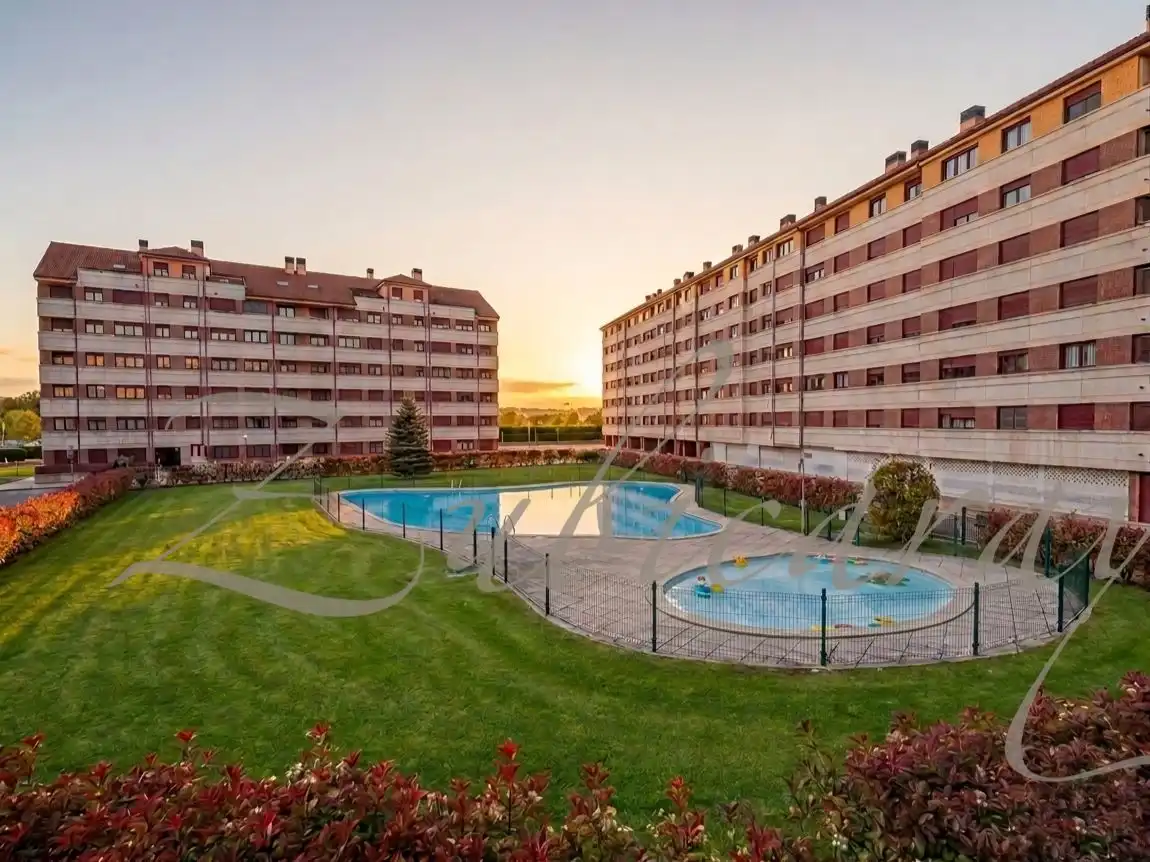 Vista exterior de Dúplex en venta en Santander con Terraza y Piscina