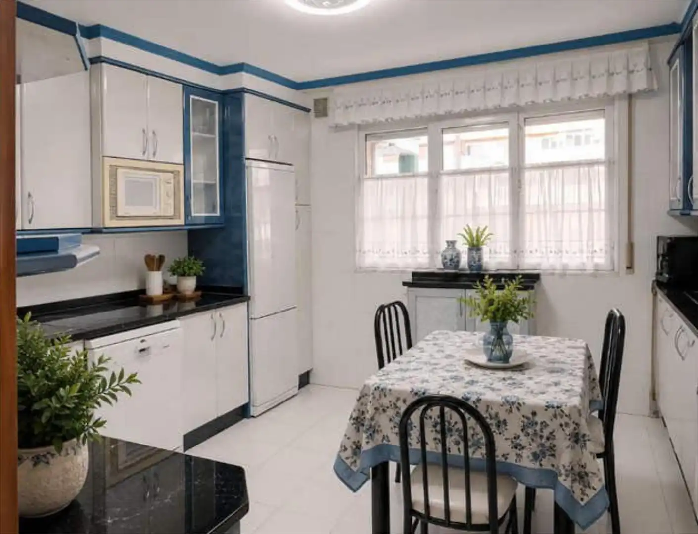 Casa adosada en venta en El Soto Cocina de Casa adosada en venta en León Capital con Calefacción, Jardín privado y Terraza