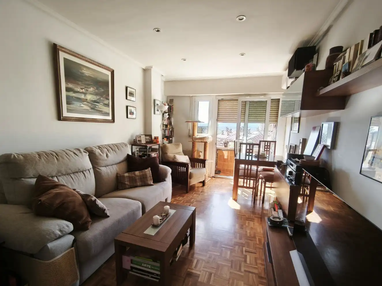 Piso en venta en El Caño - Maracaibo Sala de estar de Piso en venta en Las Rozas de Madrid con Aire acondicionado, Calefacción y Parquet