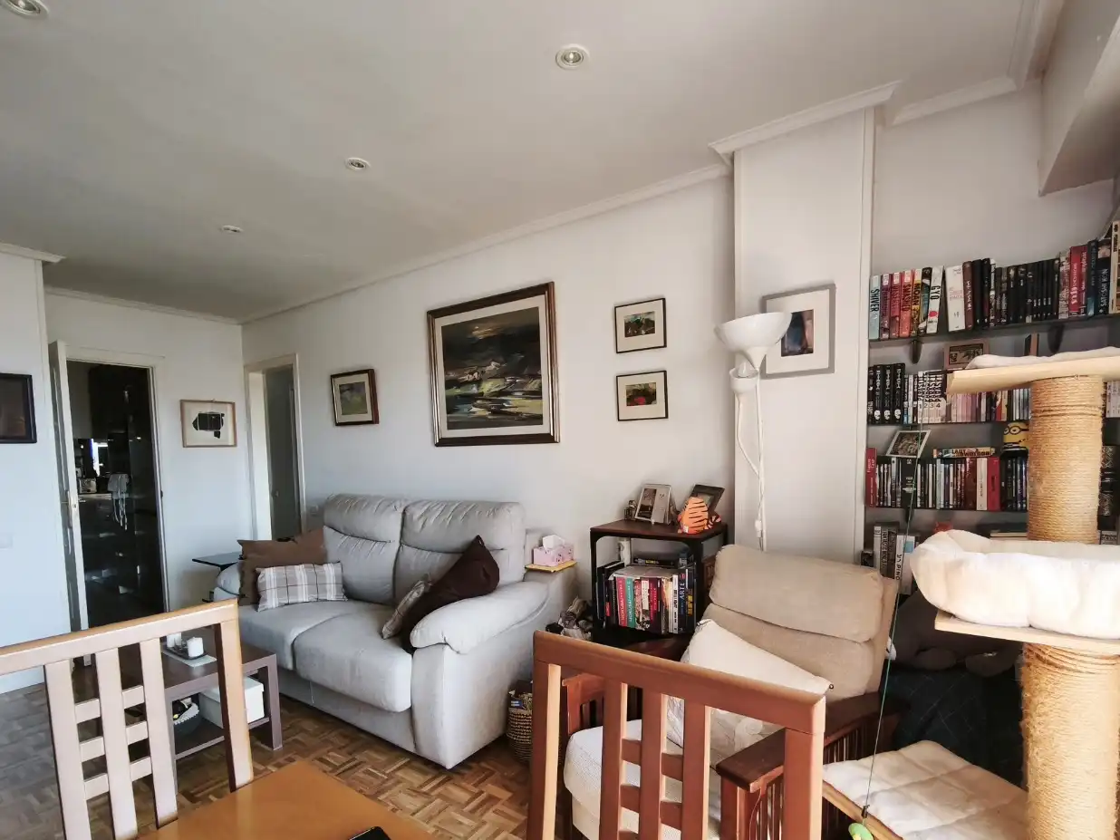 Piso en venta en El Caño - Maracaibo Sala de estar de Piso en venta en Las Rozas de Madrid con Aire acondicionado, Calefacción y Parquet