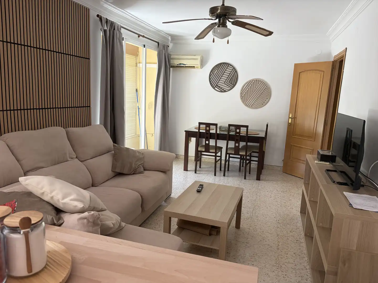 Flat for sale in Calle de Los Camareros, 18, Morón de la Frontera Living room of Flat for sale in Morón de la Frontera with Air Conditioner, Parquet flooring and Storage room