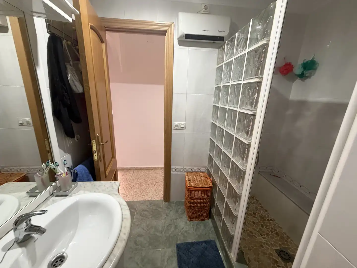 Flat for sale in Calle de Los Camareros, 18, Morón de la Frontera Bathroom of Flat for sale in Morón de la Frontera with Air Conditioner, Parquet flooring and Storage room