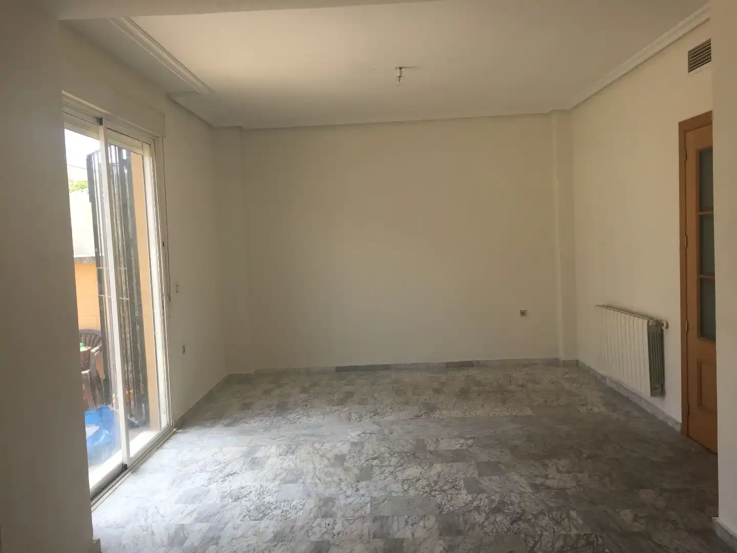 Einfamilien-Reihenhaus zur Miete in Calle Inés de Suárez, 21, Talavera la Real Einfamilien-Reihenhaus zur Miete in Talavera la Real mit Klimaanlage, Heizung und Privatgarten