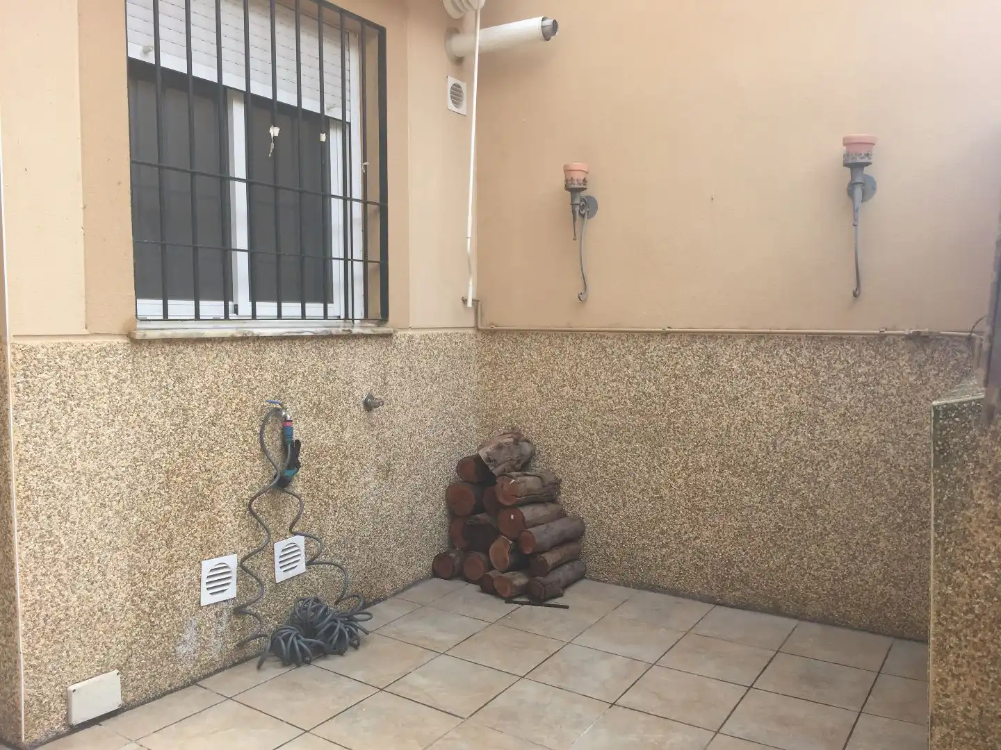 Einfamilien-Reihenhaus zur Miete in Calle Inés de Suárez, 21, Talavera la Real Einfamilien-Reihenhaus zur Miete in Talavera la Real mit Klimaanlage, Heizung und Privatgarten