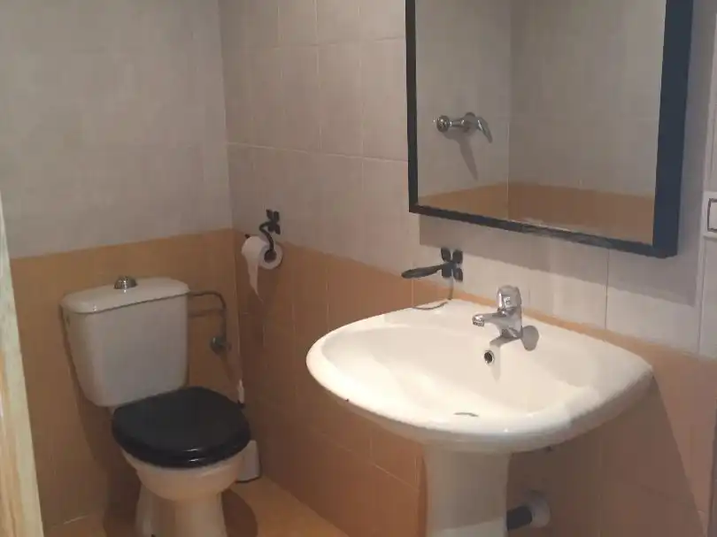 Einfamilien-Reihenhaus zur Miete in Calle Inés de Suárez, 21, Talavera la Real Badezimmer von Einfamilien-Reihenhaus zur Miete in Talavera la Real mit Klimaanlage, Heizung und Privatgarten